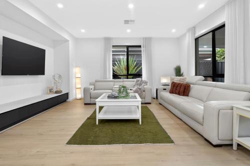 Elegant Mansion in Lightsview | By Host Solutions