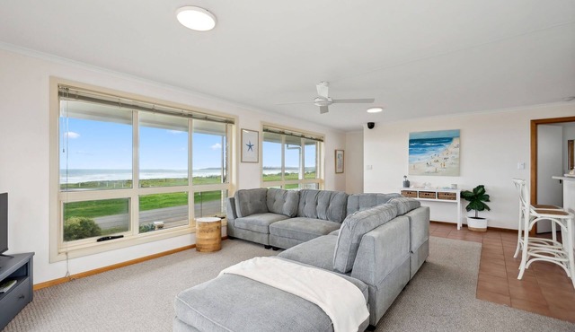 Esplanade Escape, Beachfront, Whale Watching, Surf