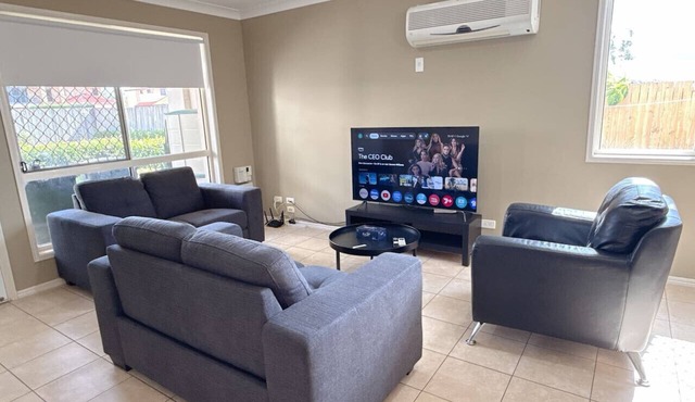 Family-Friendly 3BR Home Near Calamvale Central
