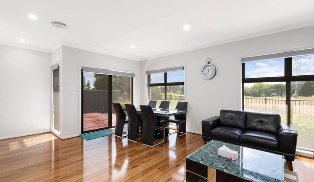 Family-Friendly 4-Bed Home with Courtyard