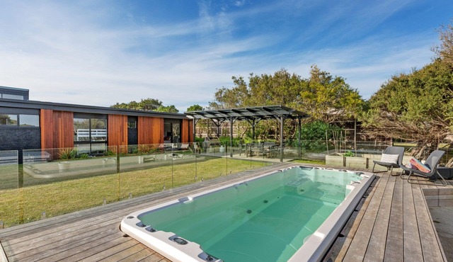 Family fun & relaxation, swim spa, games room, 1 acre of land (sleeps 8)