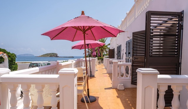 Fantastic Apartment by the Sea with Air Conditioning, Wi-Fi, Pool & Terrace