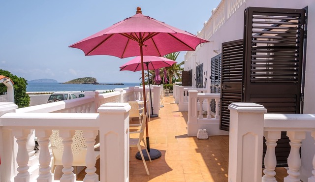 Fantastic Apartment by the Sea, Pool & Terrace