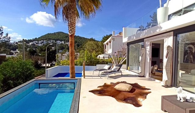 Fantastic Luxury Mansion Close to the Beach with Pool, Jacuzzi