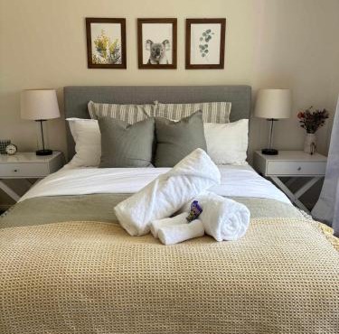 Frog Hill 8 bedroom luxe rural retreat near town with 2 houses
