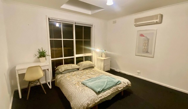 Funky house close to Castlemaine, surrounded by extensive gardens and bushland.