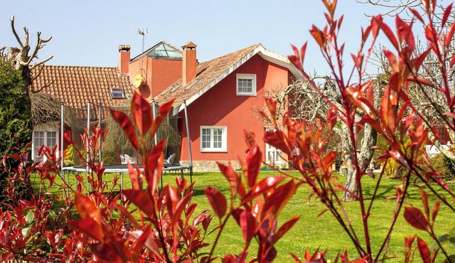 Galicia: Comfortable villa with large garden and pool near Santiago. in Guldris