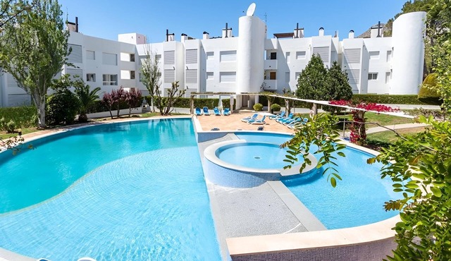 Garden Apartment in Bellresguard, Steps from the Pine Walk