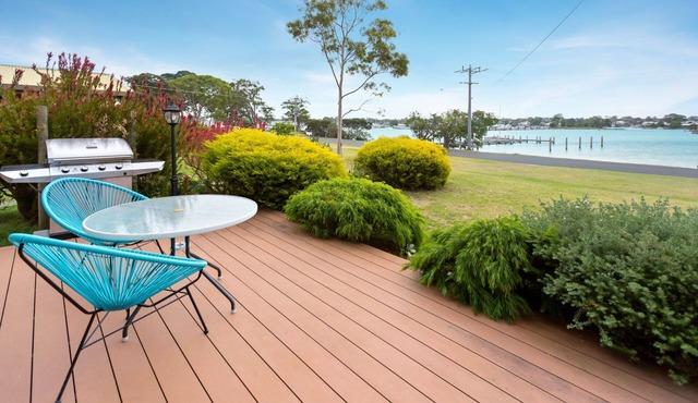 Getaway: A getaway with stunning water views, open-plan living & fireplace