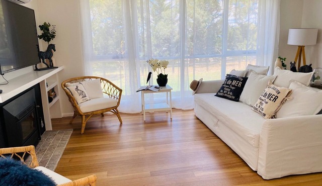 Glenview Park Cottage and Farm Stay 3 bedrooms with fireplace. Yarra Glen
