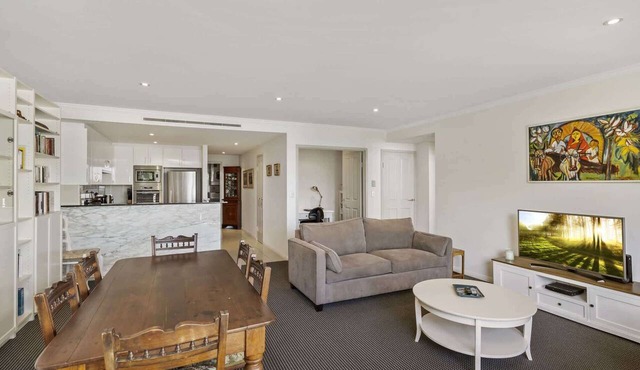 Gorgeous 2-Bed Unit near Riverside Parks