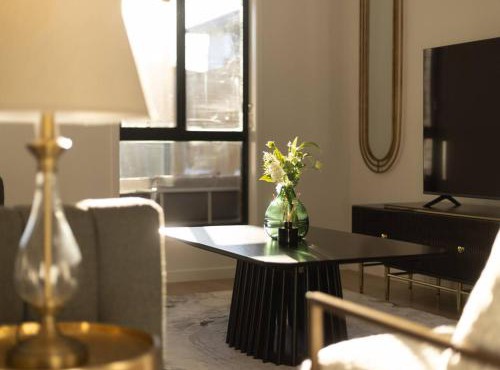 Grand Luxe Oasis Prime Location Balcony and Patio