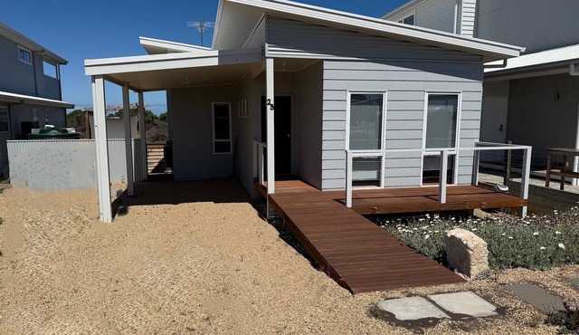 Harry's Beach House - Beachfront! Off Peak special available! Free WiFi! in Black Point