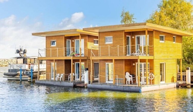 Hausboot in Barth am Barther Bodden in Barth