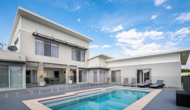 Hildeton Pool House