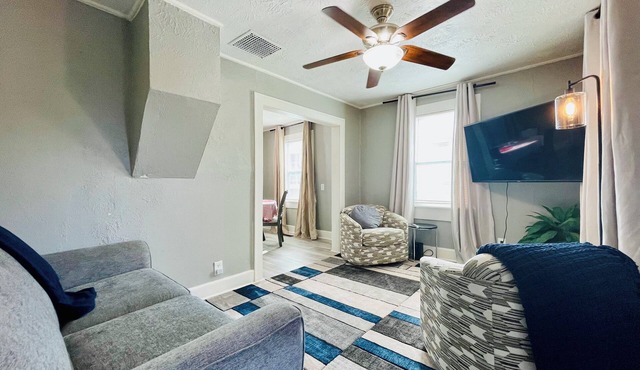 Hilltop Firecracker- a 2 Bedroom Homestead near The Denny & Downtown Sioux Falls in Sioux Falls