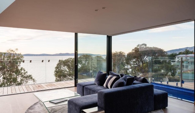'Hobart' - Waterfront penthouse with private heated pool