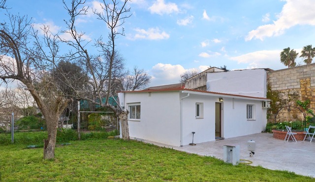 Holiday Home 'Villa Verde' with Shared Pool, Wi-Fi and Air Conditioning