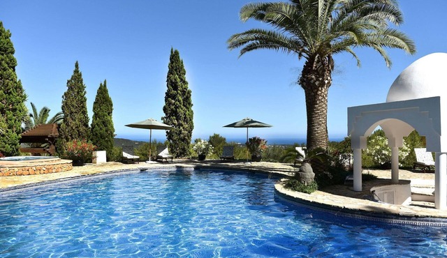 Holiday home with alfresco dinning