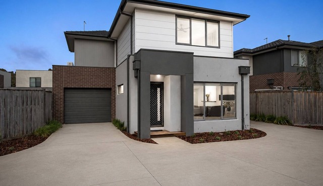 Holiday on Dromana by Ready Set Stay- 150m from the beach