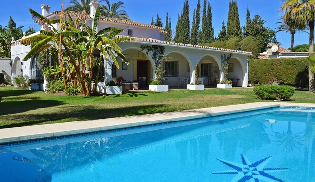 Holiday villa with lovely pool area, 300m from the beach in Atalaya Playa