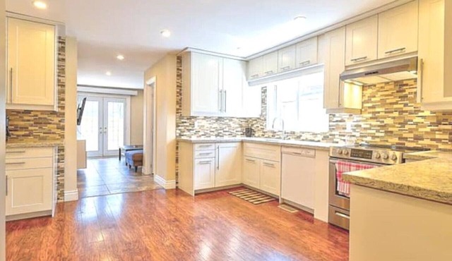 🌺Home away from home! Entire 🏡 Large 2 floor 5 bedroom home ,free parking in Hamilton