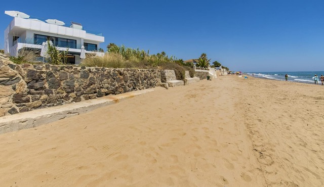 Homerez - 2 m away from the beach! Villa with swimming-pool, jacuzzi and garden
