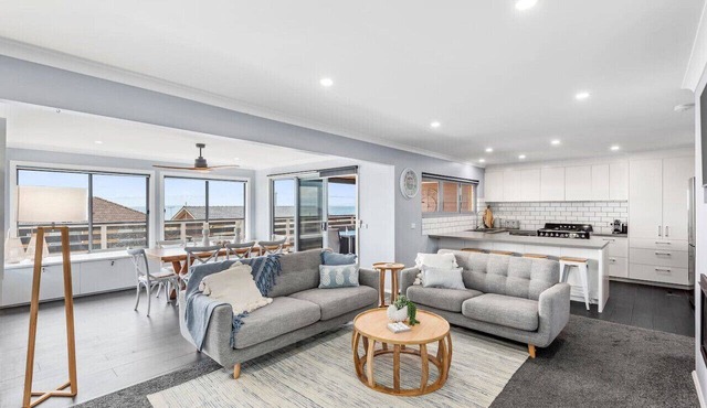 Hood Road Beach House- Hamptons inspired sleeps 9