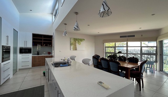 House is near to university, AIS, mountain, lake and CBD. Family - friendly.