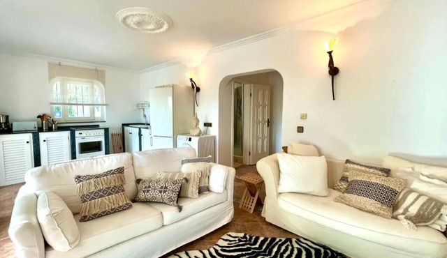 Inmitten Eines Mediteranen Gartens, Terrassiert, Befindet Sich das Appartment