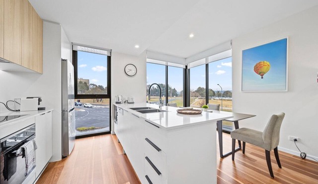 Inner-City 2-Bed with Large Balcony, Garden & Gym