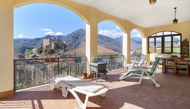Apartment 'Panorama Medievale' with Mountain View, Private Terrace and Wi-Fi in Castelvecchio di Rocca Barbena