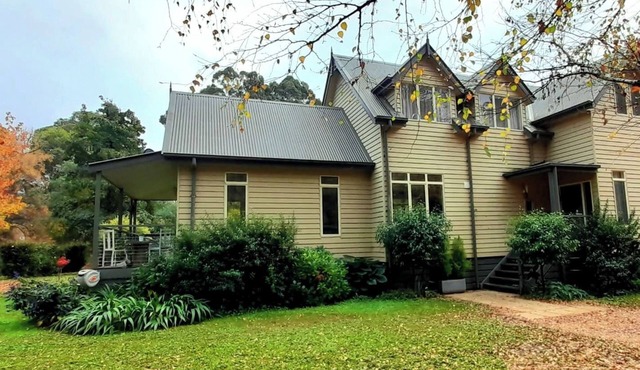 JAMIESON RIVERFRONT PROPERTY WITH FANTASIC OUTDOOR ENTERTAINMENT AREA