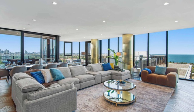 Jaw-dropping 4BD Penthouse in Beachside Resort