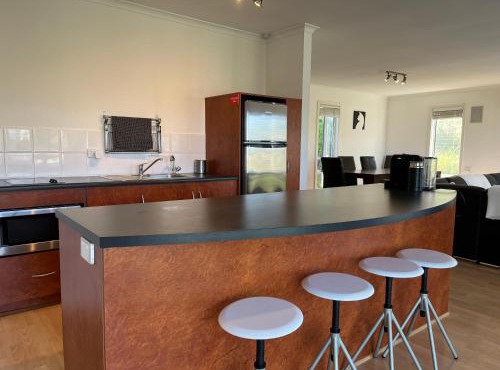 Kangaroo Pause Holiday home at Clayton Bay in Clayton Bay