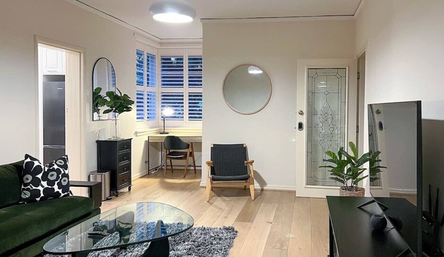 King Bed Art Deco Apartment · 60 Sec to Wagga CBD