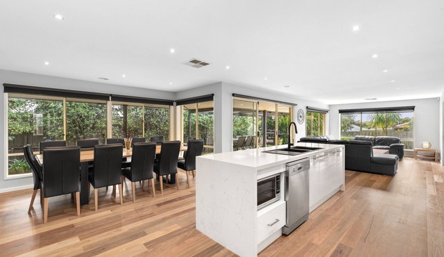 KINGSTON DOWNS - OCEAN GROVE - Sleeps 17 Strictly Family and Corporate Bookings