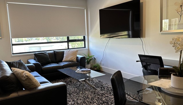 Kingston Foreshore 1 BR Apartment,Views, Parking