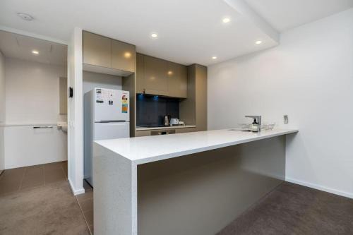 Kingston Foreshore Flat with Garden View - Hosted by Canstay