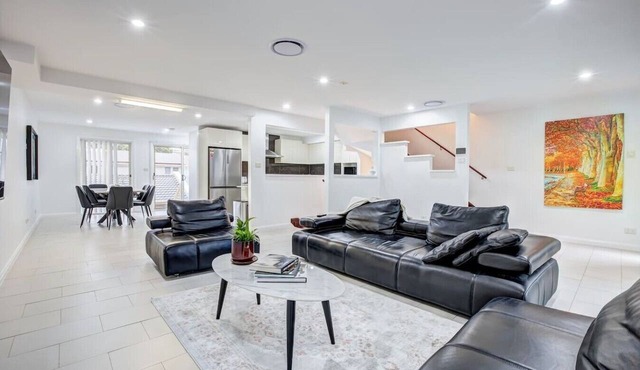 Lakeview Family Retreat: Canberra-Cozy Townhouse!