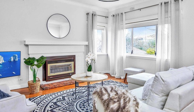 Large 1 Bed Art Deco Prahran with Study
