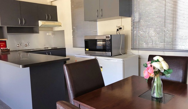 Large 1 Bedroom Unit in Griffith with Free Wi-Fi + Parking