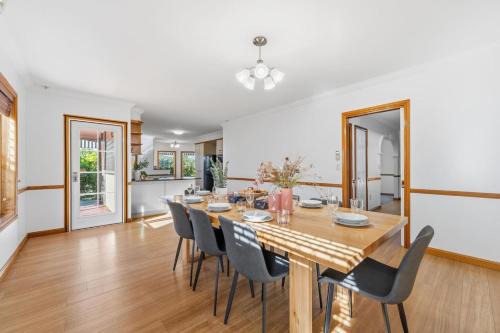 Large 5 Bedroom Family Home with 3 Bathrooms Quiet and Comfortable