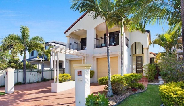 Large and light Townhouse 600m from Burleigh Beach