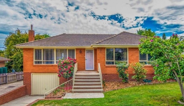 Large Happy 5 Bedroom Home @ Hackett!