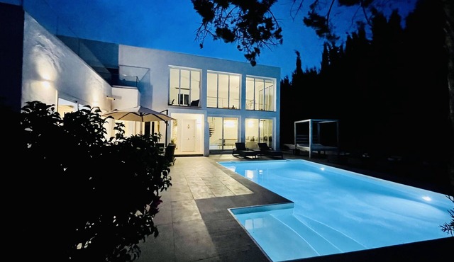 Large Modern Villa, Private Pool & Garden, Close to San Agustin & San Antonio
