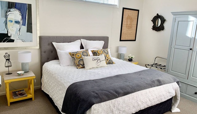 Large modern apartment in leafy lifestyle cafe precinct