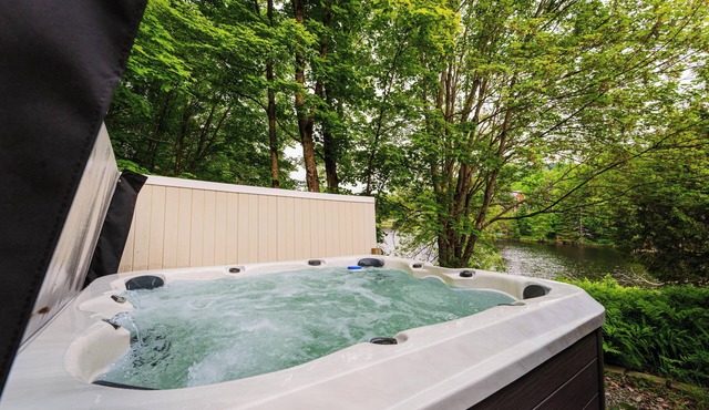 Le Chalet Brun, lakefront with jacuzzi in Saint-Adolphe-d'Howard
