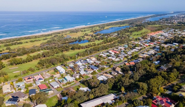 Linger Longer: Fresh Coastal Escape Opposite the Lakes Entrance Golf Course