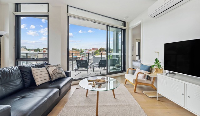 Long bookings welcome - Light-Filled 2BR Apt w/Balcony + Free Parking